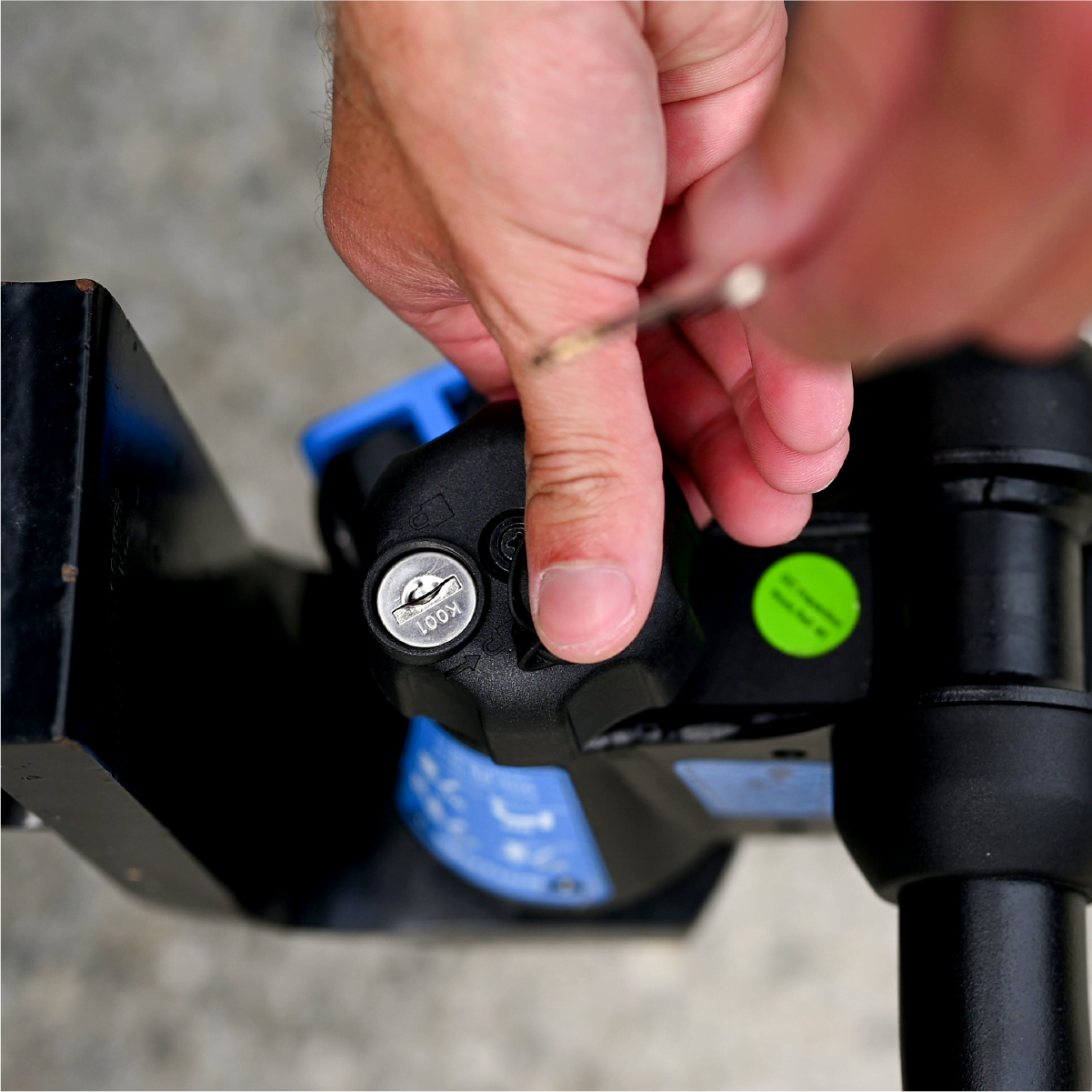 A man is using a key to lock the tow ball lock of the Enduro 4 bike rack